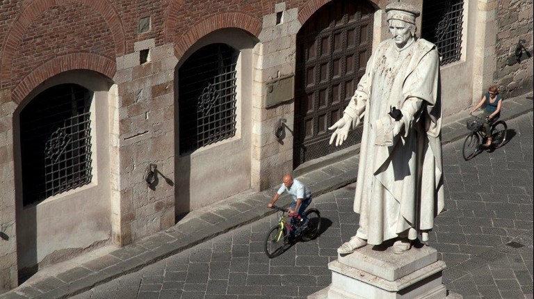 in bicicletta a prato